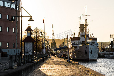 等待日出摄影照片_瑞典哥德堡日落浪漫港口场景