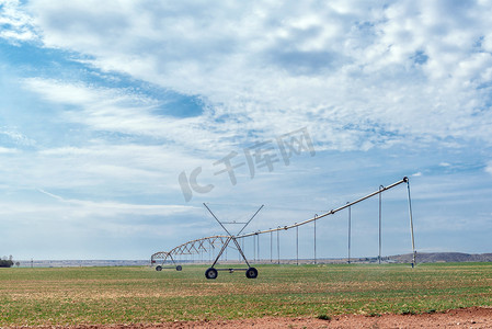 奥拉尼亚附近正在运行的中心枢轴灌溉系统