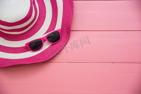 粉色木质女式帽子和红色太阳镜时尚