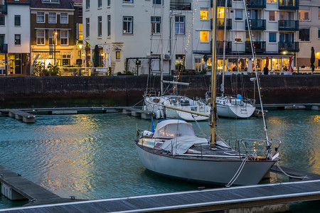 弗利辛恩码头的城市景观，装饰着灯光的船，荷兰泽兰夜间的热门城市