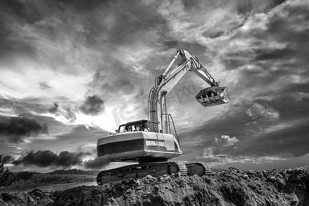 太师椅黑白摄影照片_黑白建筑工地土方工程中的履带式挖掘机