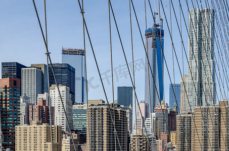 曼哈顿摄影照片_曼哈顿的天际线，布鲁克林大桥的钢丝绳在最前面