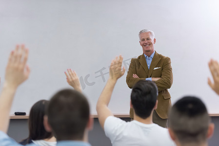 老师和一群学生在教室里