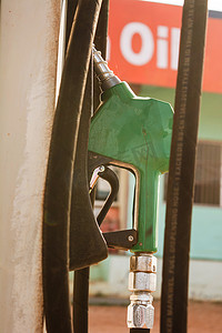 加油站的燃油汽油分配器。持有燃油喷嘴为汽车加油。