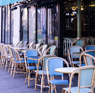 空荡荡的巴黎街头咖啡馆，配有藤椅