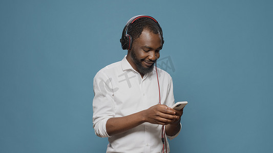 现代成人使用耳机和智能手机听音乐