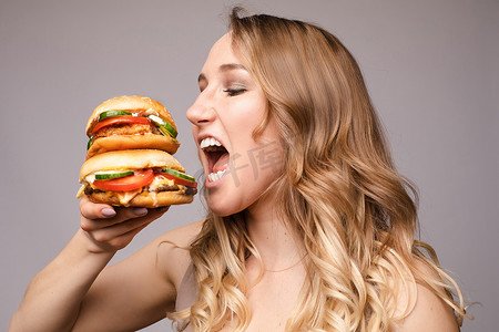 女人张开嘴吃汉堡