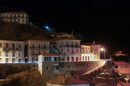 村庄夜景摄影照片_希腊村庄拥有传统的石头建造的房屋夜景。