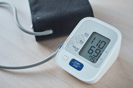 计量器摄影照片_桌上的数字血压计，特写。 