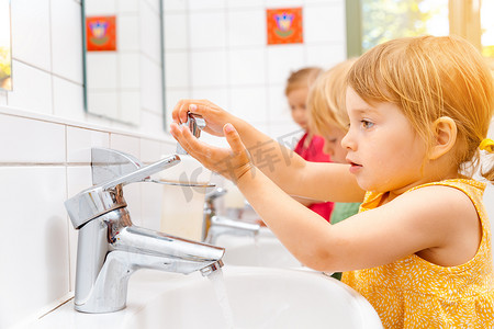 幼儿园里的孩子洗手