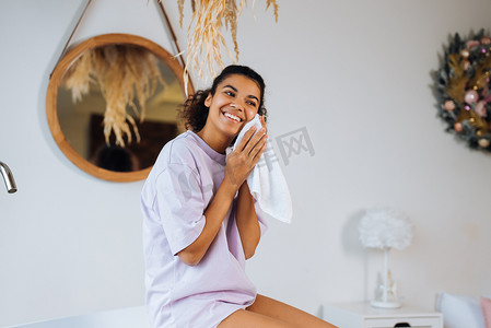 药健康摄影照片_非洲裔美国女性在浴室里护理皮肤