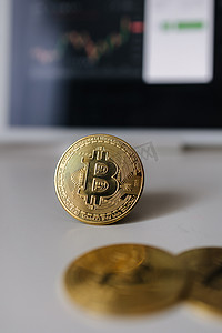 信用卡背景图摄影照片_黄金比特币加密货币在平板电脑背景上与股票图。