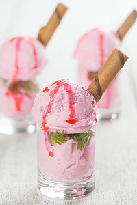 杯子里的草莓冰淇淋