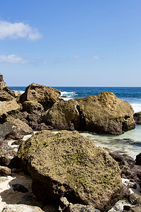 努沙佩尼达岛海岸线上的岩层