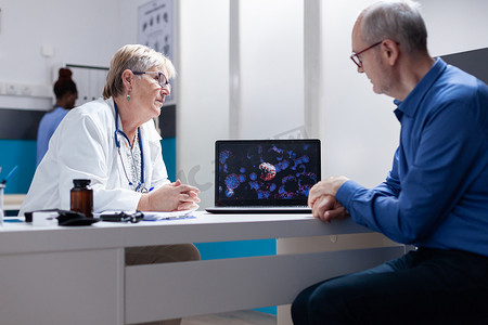 医生和病人讨论笔记本电脑上冠状病毒的插图