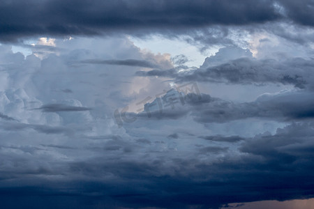 雨和云摄影照片_剧烈的天空与风雨如磐的云彩在雨和雷暴之前