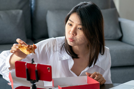 在冠状病毒或新冠病毒危机期间，亚洲商业职业女性在家工作遵循社交距离规定。