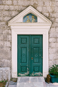 崇拜图标摄影照片_寺庙石墙上的绿色木门