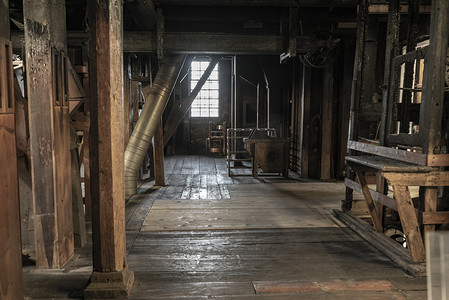 一座古老的历史工厂的内部，配有机械