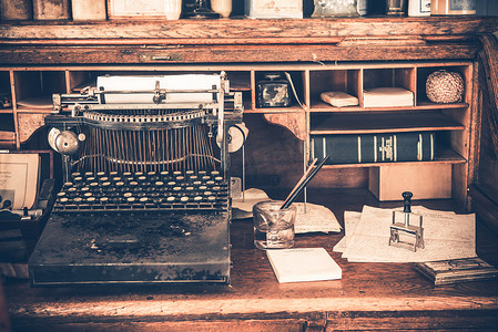 有老式打字机的旧桌子。