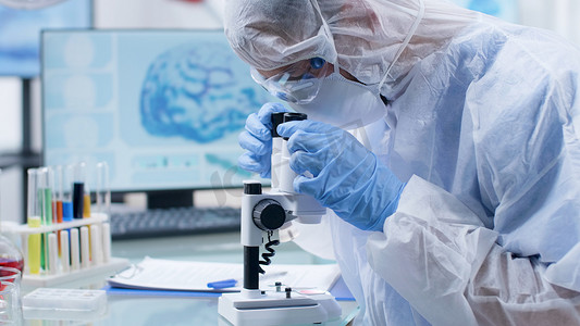 化验室摄影照片_科研人员医生使用医用显微镜分析血液样本