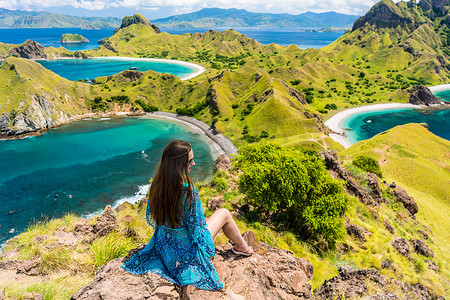 夏季旅行摄影照片_夏季期间，年轻女子欣赏帕达尔岛的壮丽景色