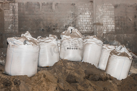 膨润土粉末装在工业工厂的袋子里，用于加工沙子、土壤和土地
