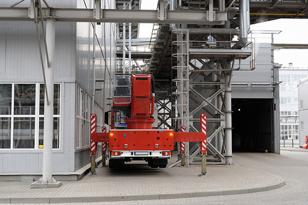 红色的消防车摄影照片_工厂范围内的消防车。