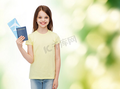 有票和护照的微笑的小女孩