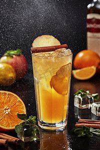 橙汁海报免费摄影照片_以威士忌为基础的鸡尾酒，加入柠檬汁和橙汁、苹果派糖浆、苹果酒、肉桂