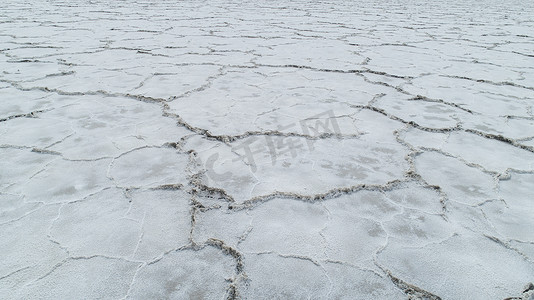 犹他州盐滩的地面裂缝