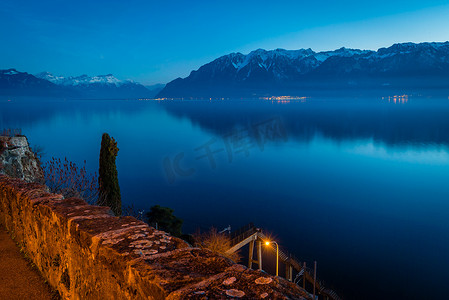 日内瓦湖摄影照片_日内瓦湖在晚上与雪山