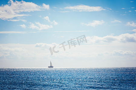 大海航行的船摄影照片_帆船在地平线的海上航行
