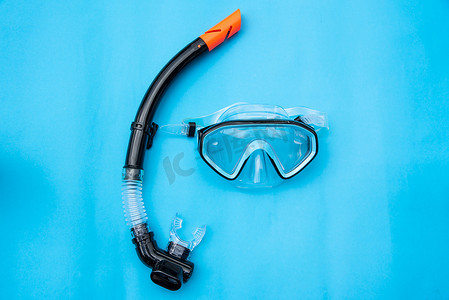 通气管摄影照片_木地板上的潜水面罩和通气管