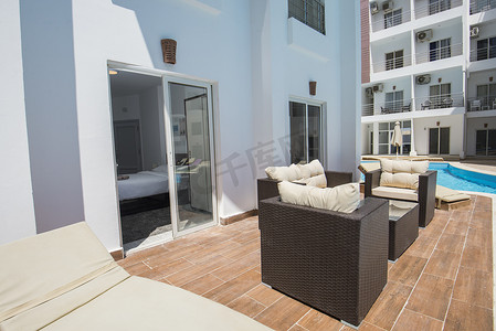 热带豪华度假公寓设有带椅子的露台区