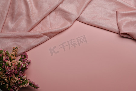 粉红色背景上的干花花束，带有广告文本的复制空间。