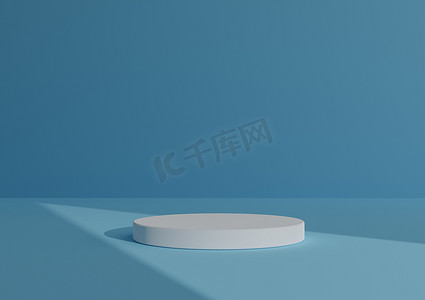 简单、最小的 3D 渲染组合，带有一个白色圆柱体讲台或站在抽象阴影浅蓝色背景上，用于产品展示三角形光指向产品