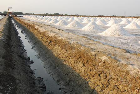 亚洲泰国摄影照片_泰国亚洲碧差汶府盐海边农场的 Naklua 大量盐