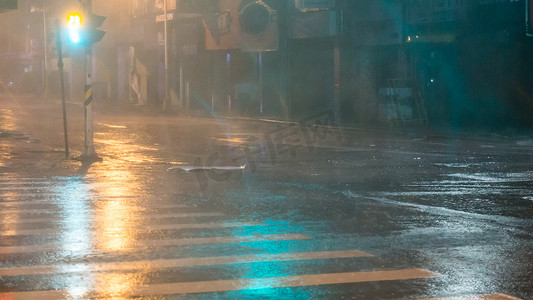 小雨中雨大雨摄影照片_城市街道上的大雨