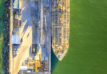 油轮摄影照片_城市港口油轮的一部分。