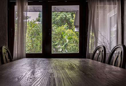 餐厅里的木制餐桌和椅子。