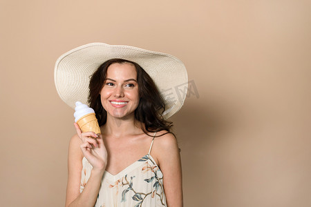 一位年轻漂亮的女士拿着冰淇淋，斜视着你的广告。