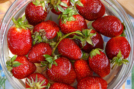 新鲜草莓与水的容量