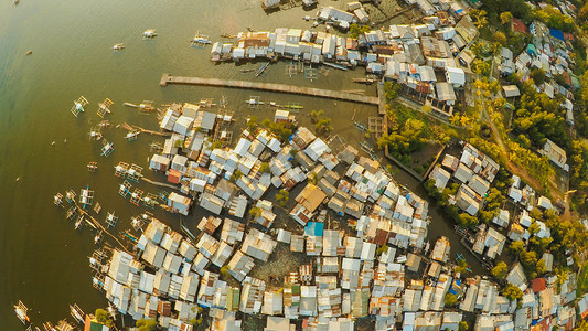 鸟瞰科隆市与贫民窟和贫困区。