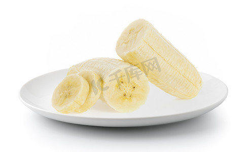 白色背景中隔离的盘子中的香蕉片