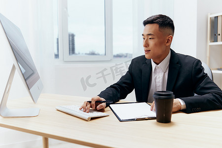 坐在电脑前办公桌前的亚洲男子情绪技术
