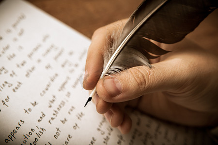 作家用钢笔在纸上写字