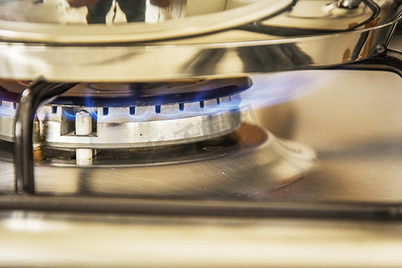 燃烧器摄影照片_厨房燃气灶中蓝色火焰气体的焦点