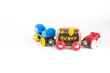 彩色火车玩具隔离在白色背景上，带有剪切路径