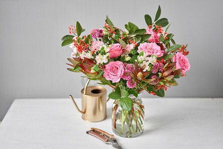 包装康乃馨摄影照片_完成的插花插在花瓶里，适合家用。